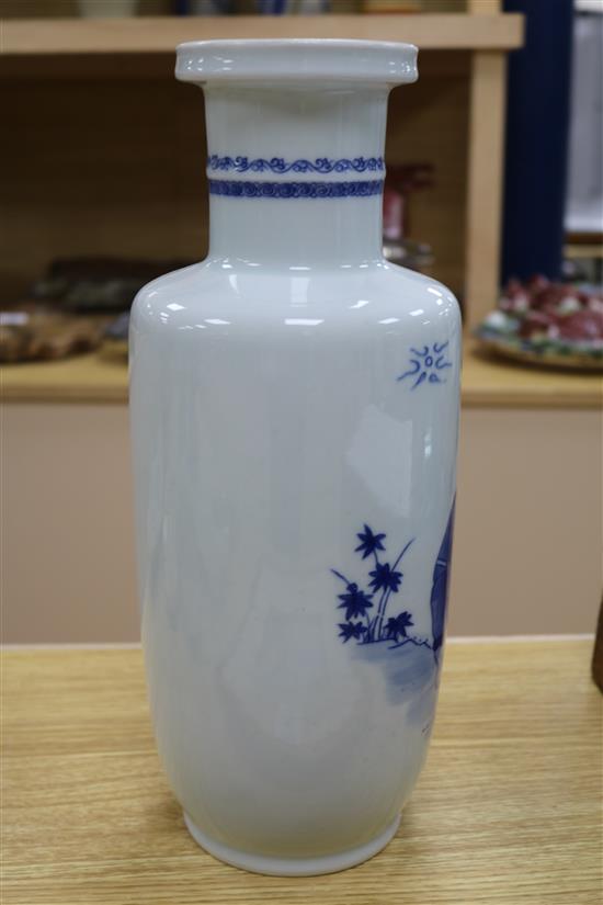 A Chinese blue and white vase H.35cm